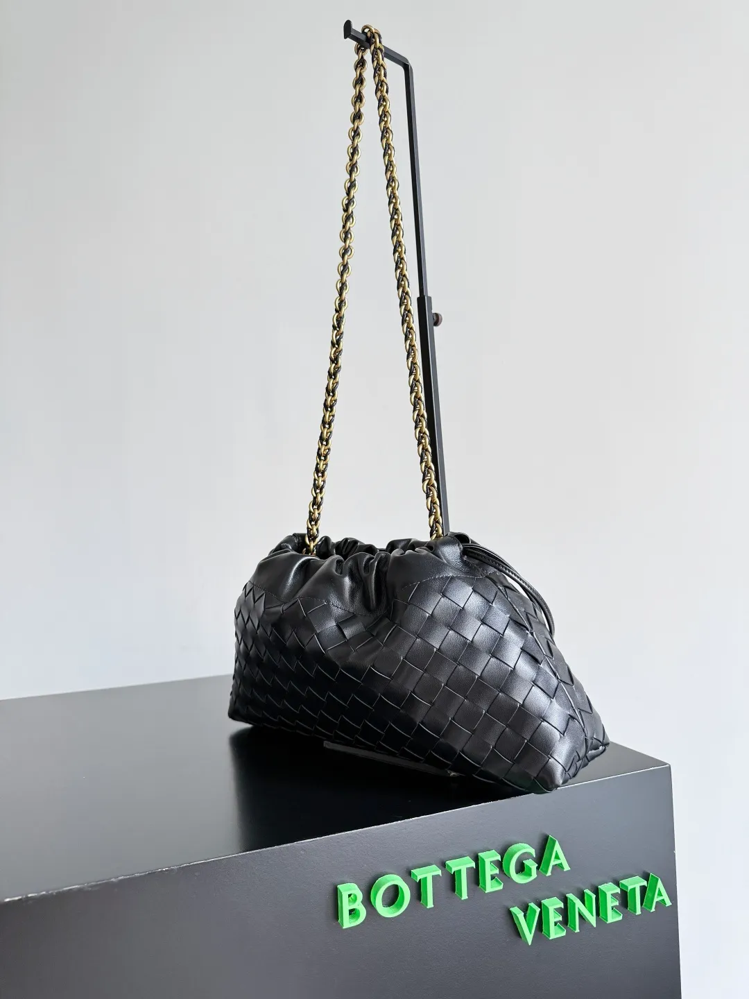 Batch 1680 BOTTEGA VENETA 2025 new women's Dustbag Notte clutch. Dustbag, which has been very popular since its launch, has a chain clause! ! The hand-carrying method is reminiscent of the classic bag type Pouch , light and elegant, the reserved drawstring design allows the bag to be used as an armpit bag, and the chain is longer, which is very suitable for sisters who like to free their hands and carry cross-body backpacks. No matter which way you carry it, you can change the back according to the occasion and your mood that day. It can make the overall outfit more fashionable🪄🪄The body of the bag has also been widened. It is the rainy season and the weather is hot. The bag can easily accommodate a small umbrella and water bottle. The lining is made of nylon, which is light and comfortable to carry, and is very suitable for summer use. Style number: 839394 Size: 33*19*8cm
